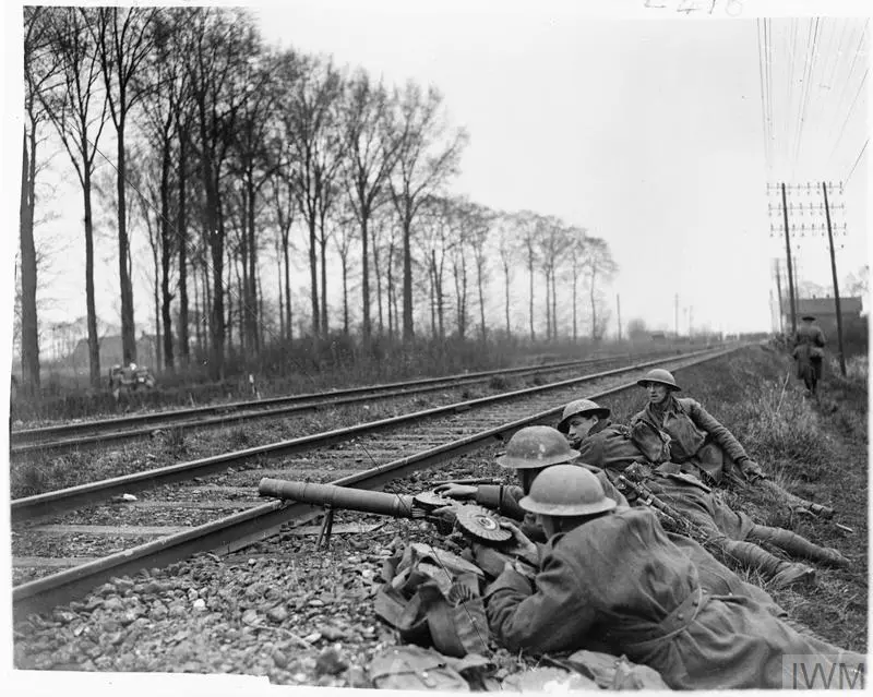 Des soldats Australiens derrière la voie ferrée, près de Merris, en avril 1918