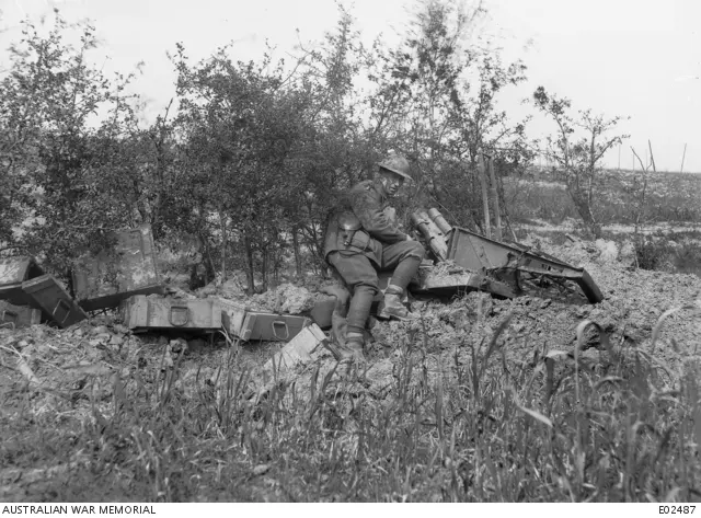 Un soldat australien non loin du Mont de Merris