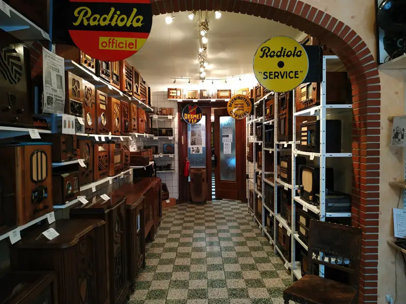 Les nombreuses et très belles radio du musée à Boeschepe