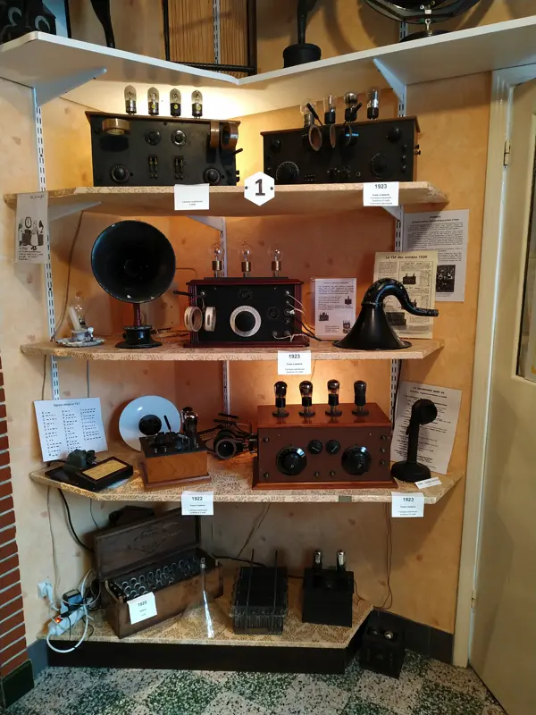 Tout premiers postes à ampoules à au musée de la radio de Boeschepe