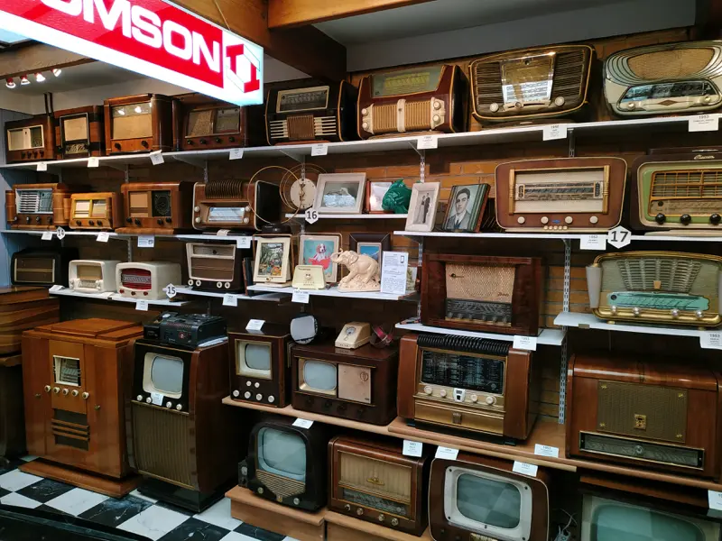 Le musée de la radio de Boeschepe présente aussi des télévisions