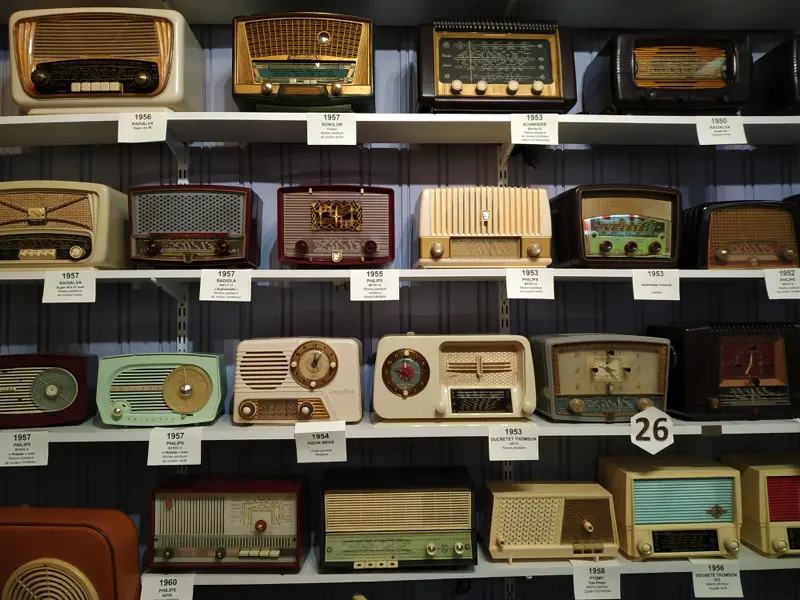 Différents style de radio des années 1950 à Boeschepe