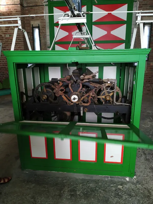 le mécanisme de l'horloge du beffroi de Bailleul