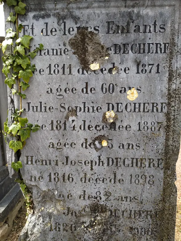 une tombe ancienne au cimetière de Bailleul