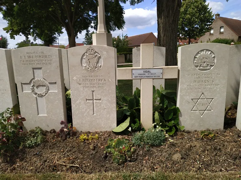 quatre soldats de nationalité différentes au cimetière militaire de Bailleul