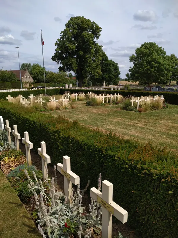 carré militaire et civil français au cimetière de Bailleul