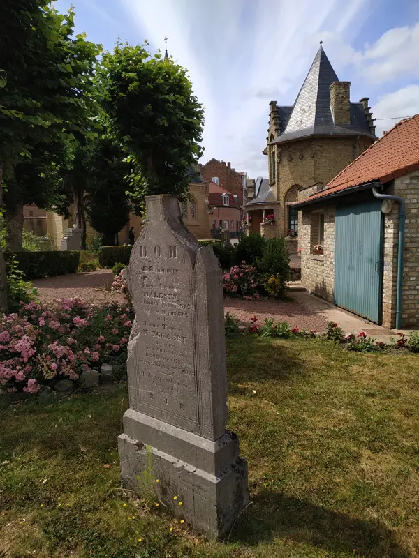 tombe ancienne au cimetière de Bailleul