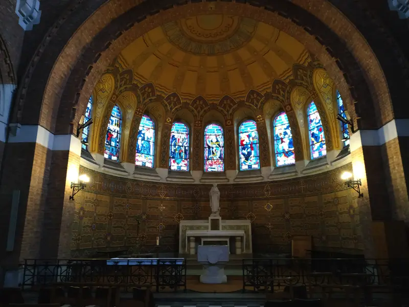 Le magnifique choeur de l'église Saint Vaast, couvert de mosaïques
