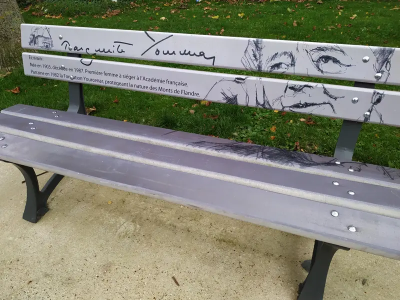 banc Marguerite Yourcenar derrière l'église de Bailleul