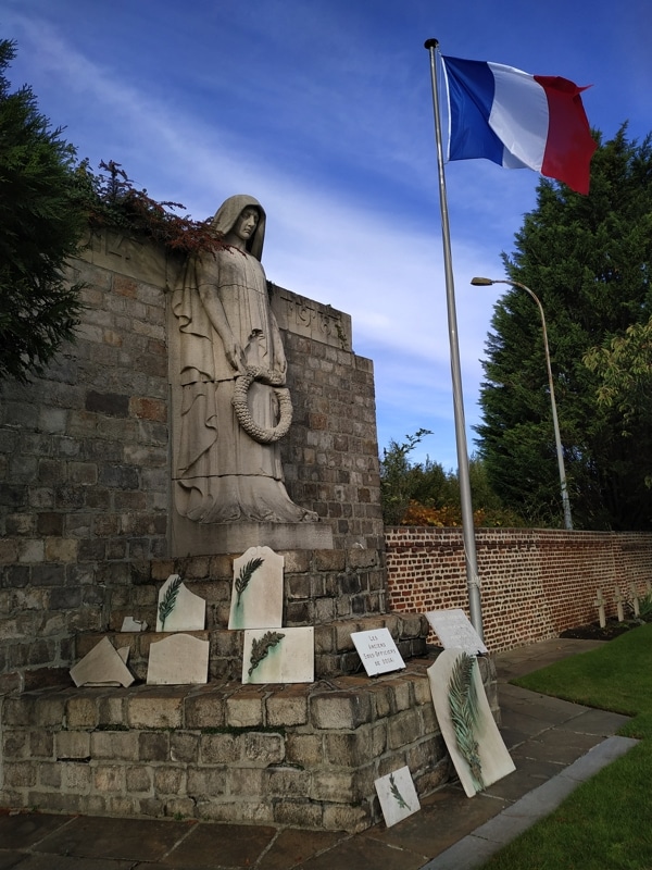 la pleureuse du cimetière militaire de Douai
