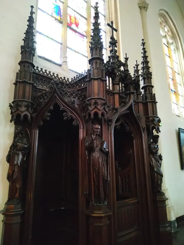 L'un des confessionnaux néo-gothique de l'église Saint Christophe