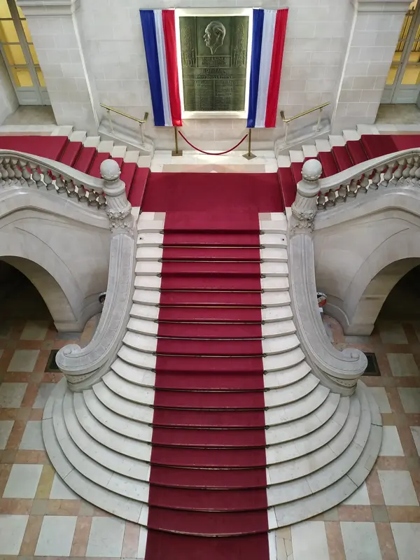 L'escalier majestueux de l'hôtel de ville de Roubaix