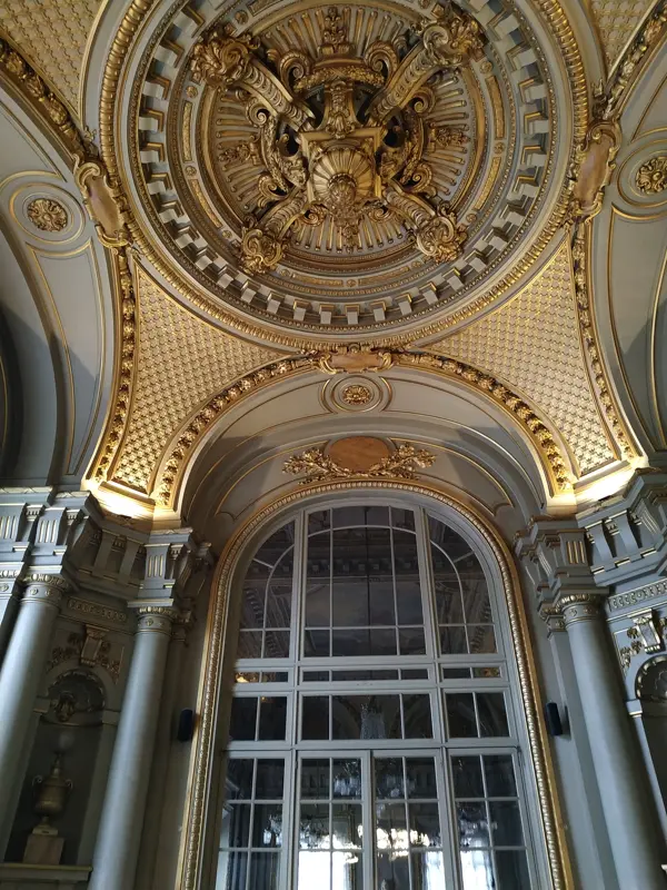 Les magnifiques plafond au premier étage de l'hôtel de ville de Roubaix