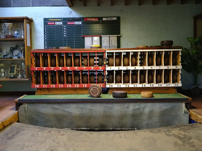 les bourles rouges et noires bien rangées au dessus du tchu