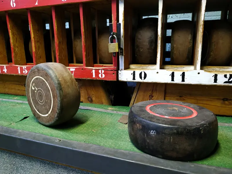 une bourle blanche et une bourle rouge