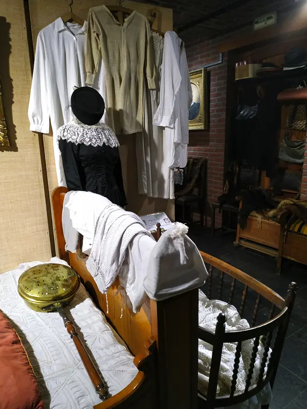 Quelques vêtements en lin, coton, fourrure au musée