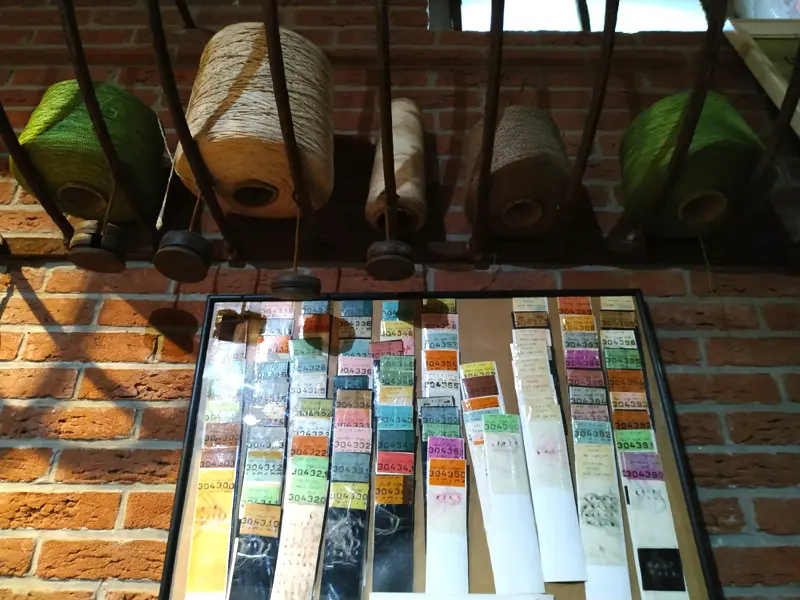 des bobines de fils au musée