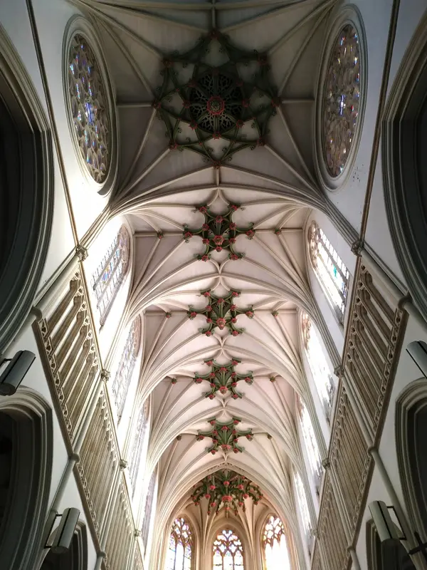 Les très belles clés de voute de l'église Saint Christophe