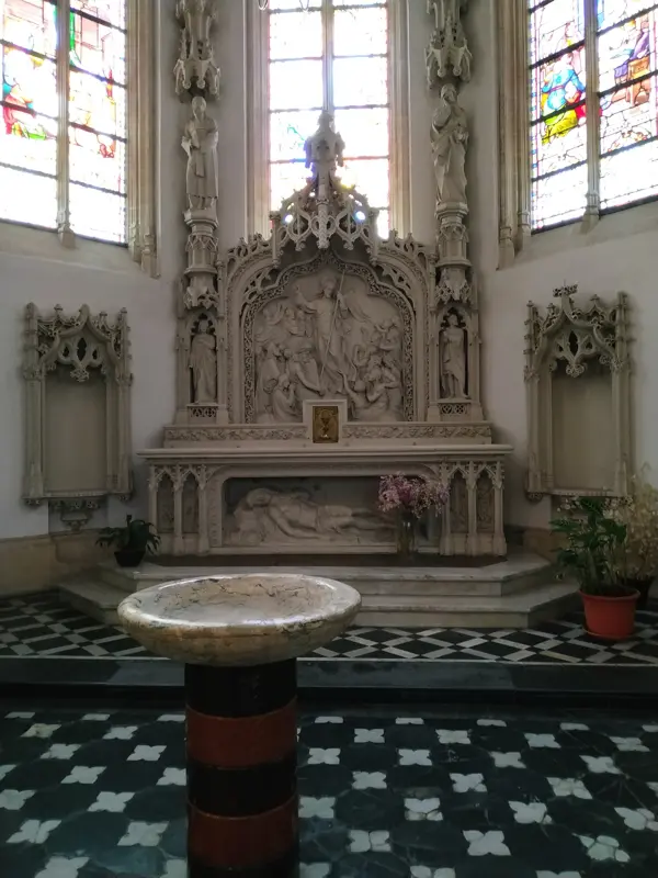 Décor néo-gothique et fonds baptismaux de l'église Saint Christophe de Tourcoing