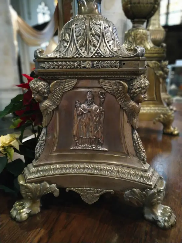 détail d'un bougeoir de l'église Saint Christophe