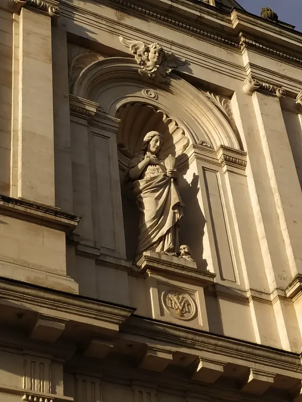 Sur la façade, la statute de Sainte Marie-Madeleine