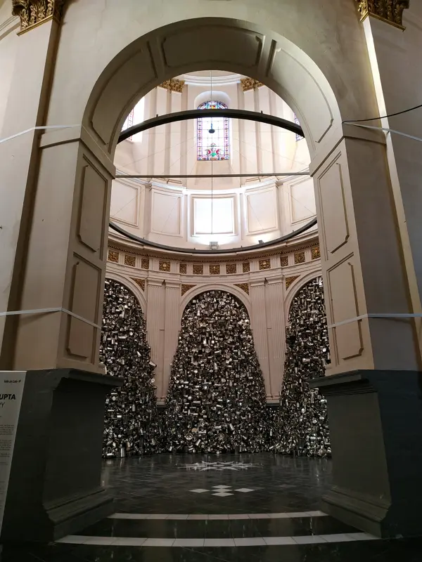 l'oeuvre de Subodh Gupta à l'église Sainte Marie-Madeleine de Lille