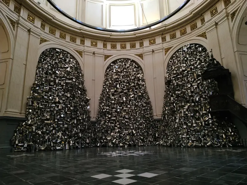 God Hungry, oeuvre saisissante à l'église Sainte Marie-Madeleine de Lille