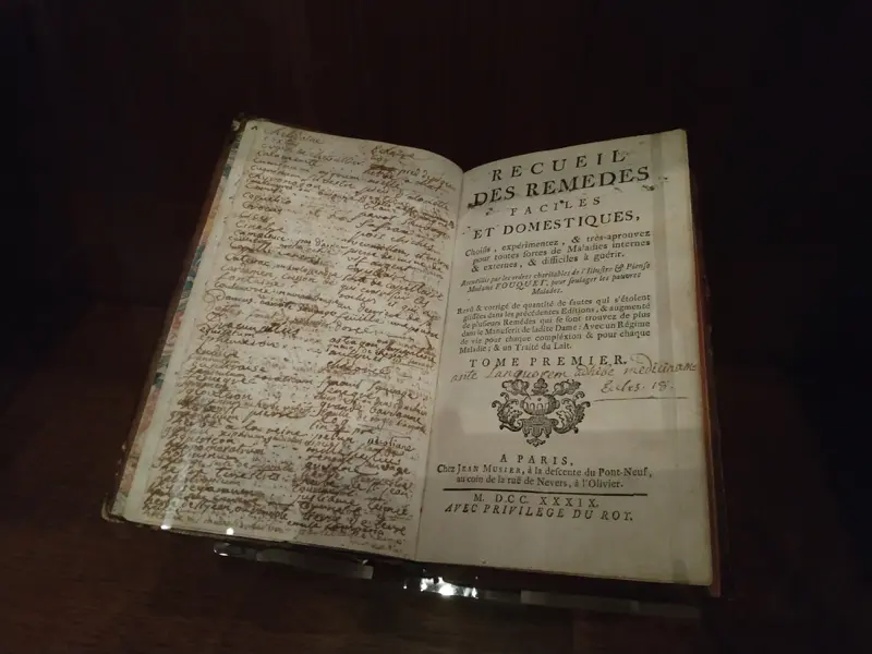 Un ouvrage de remèdes pharmaceutiques au musée de l'Hospice Comtesse de Lille