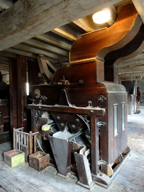un broyeur de la distillerie de genièvre Claeyssens
