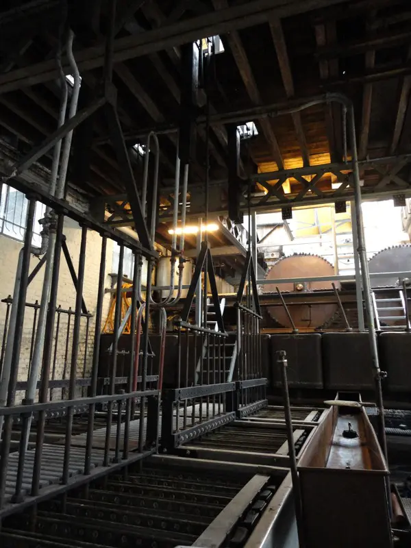 Là où l'alcool se forme, à la distillerie de genièvre de Wambrechies