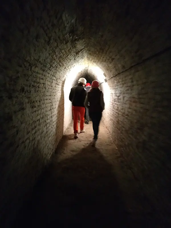 des murs de briques après les murs de pierre dans les tunnels de l'ancienne citadelle de Cambrai