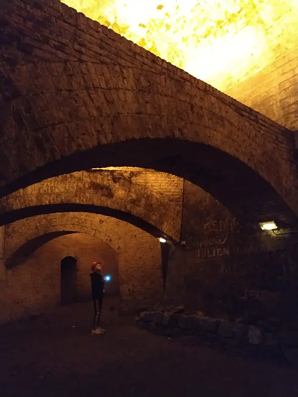 les contreforts de la "chapelle" dans les souterrains de la citadelle de Cambrai