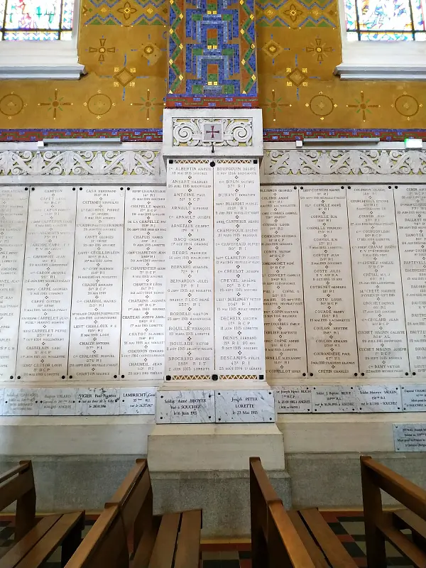 les plaques portent les noms de soldats décédés durant la grande guerre
