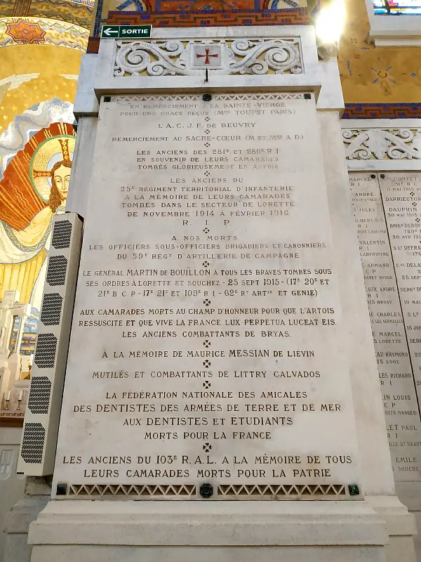 les plaques dédicaces de la basilique