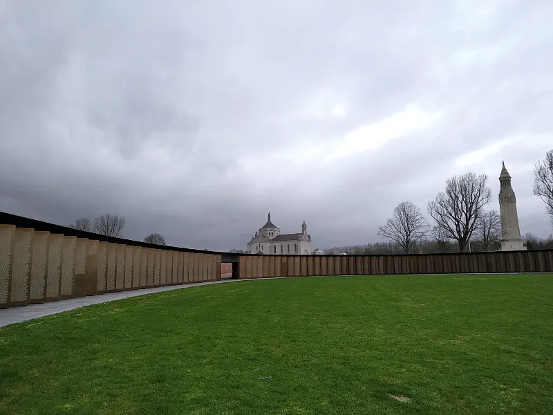 l'anneau de la mémoire, avec vue sur la basilique et la tour de notre dame de lorette