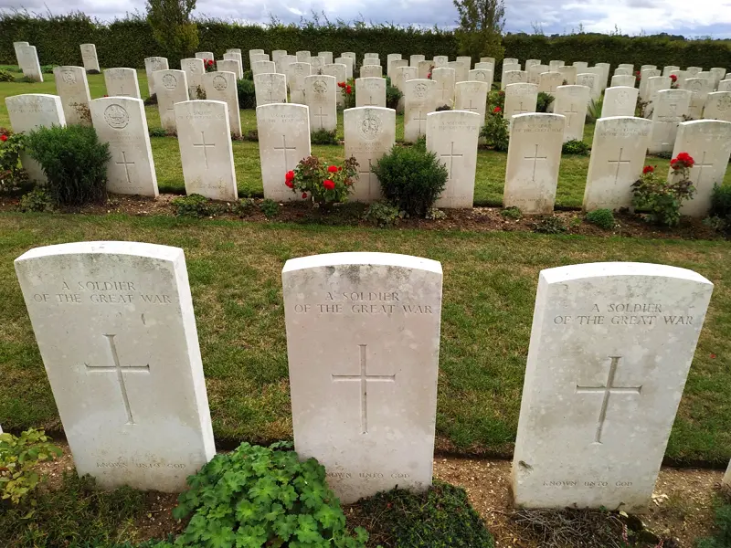 tombes de soldats inconnus dans le cimetière du mémorial australien de Villers-Bretonneux