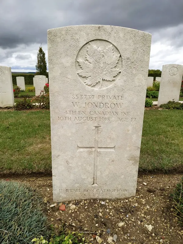 Tombe d'un soldat canadien dans le cimetière du mémorial australien de Villers-Bretonneux