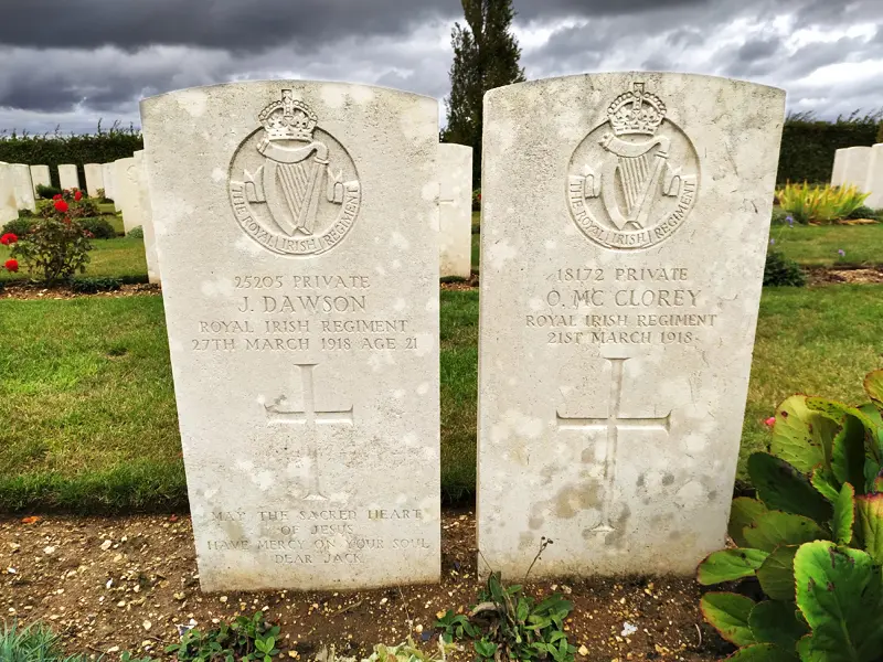 Tombes de deux soldats irlandais dans le cimetière du mémorial australien de Villers-Bretonneux