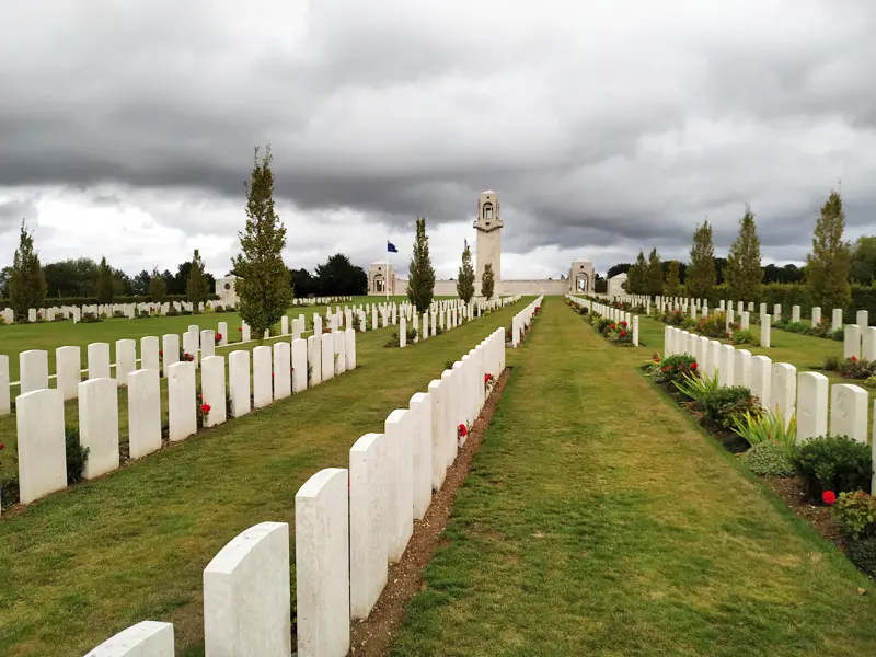 Le cimetière du mémorial australien de Villers-Bretonneux, avec vue sur la tour