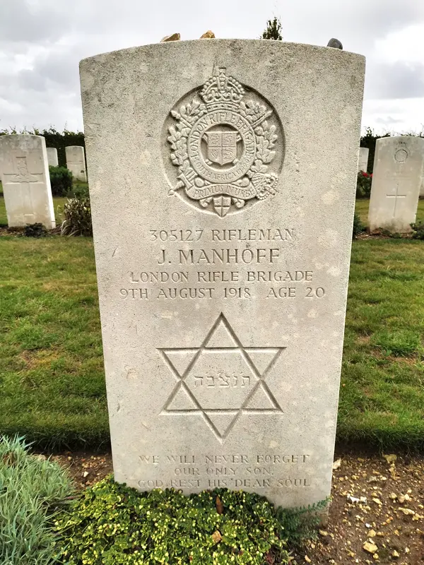 Tombe d'un soldat anglais dans le cimetière du mémorial australien de Villers-Bretonneux