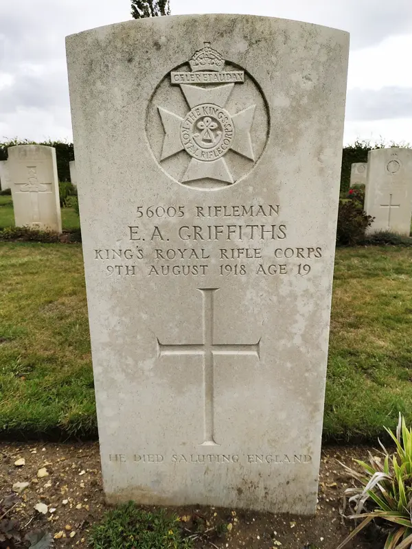 Tombe d'un fusilier anglais dans le cimetière du mémorial australien de Villers-Bretonneux