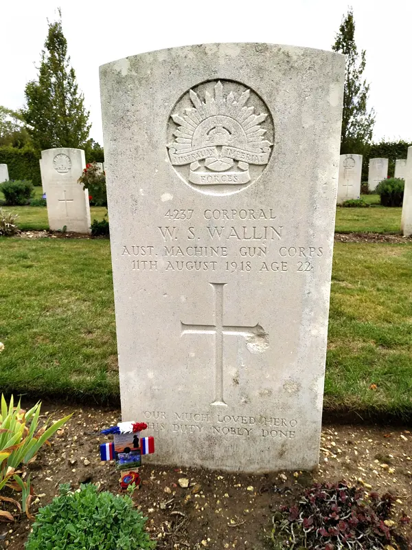 Tombe du caporal Wallin dans le cimetière du mémorial australien de Villers-Bretonneux