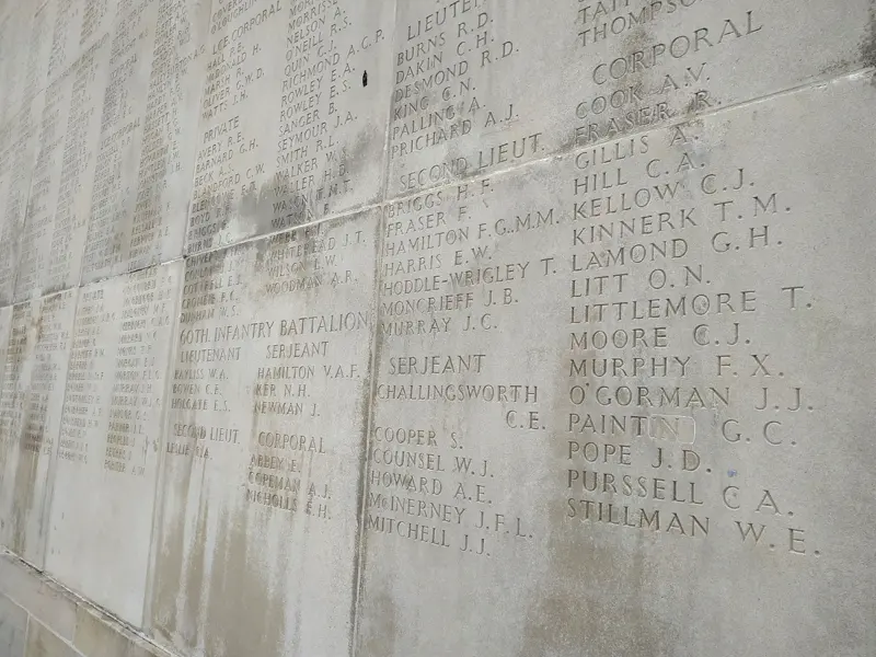 Les noms des milliers de soldats australiens sur les murs du mémorial australien de Villers-Bretonneux