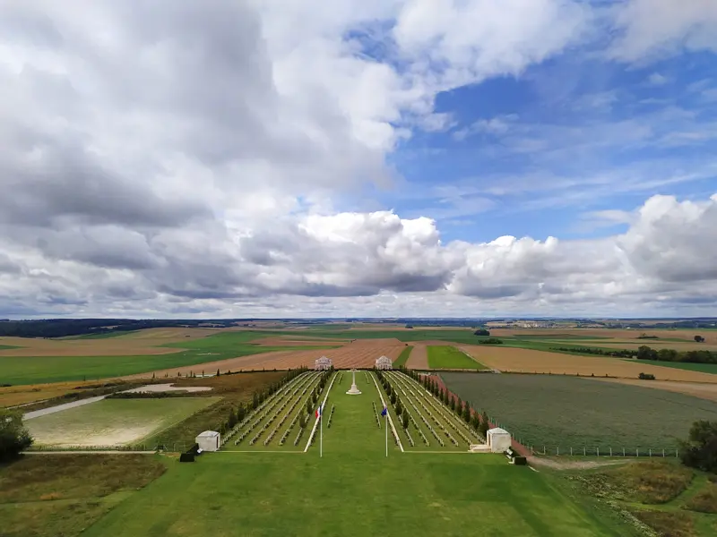 Vue sur le cimetière du mémorial australien de Villers-Bretonneux, depuis la tour