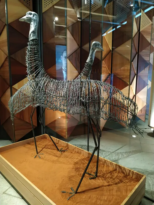Des autruches en fil barbelé au centre Sir John Monash