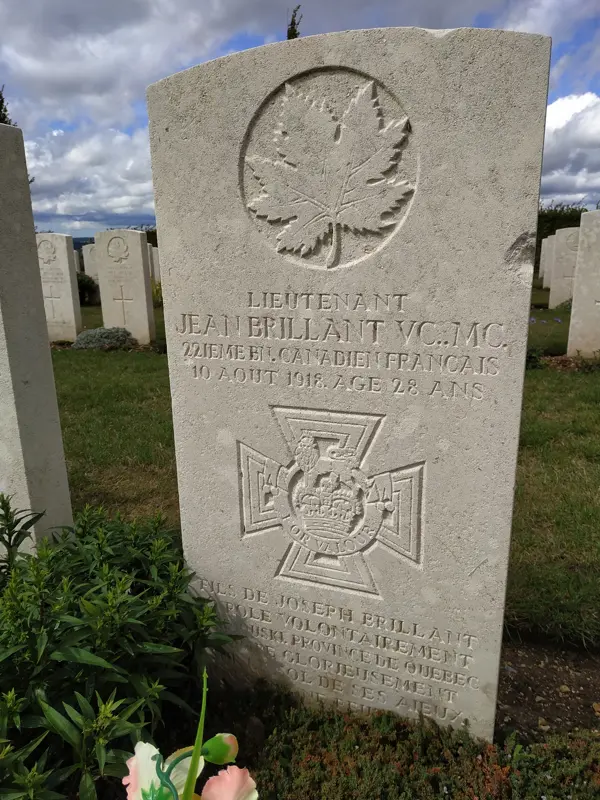 Tombe du lieutenant Jean Brillant Québec dans le cimetière du mémorial australien de Villers-Bretonneux