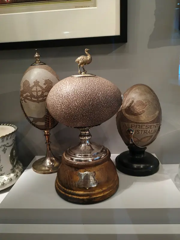 Des oeufs d'autruches gravés, artisanat de guerre, au centre John Monash, mémorial australien de Villers-Bretonneux