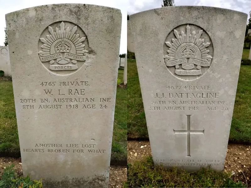 Tombes de deux soldats australiens dans le cimetière du mémorial australien de Villers-Bretonneux