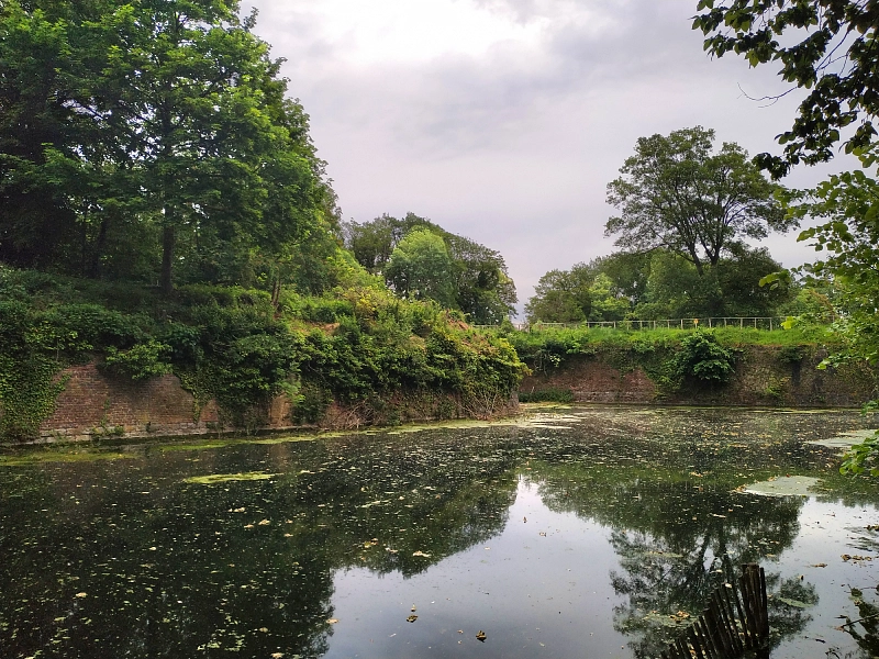 Contreforts et fossés inondés de la citadelle de Lille