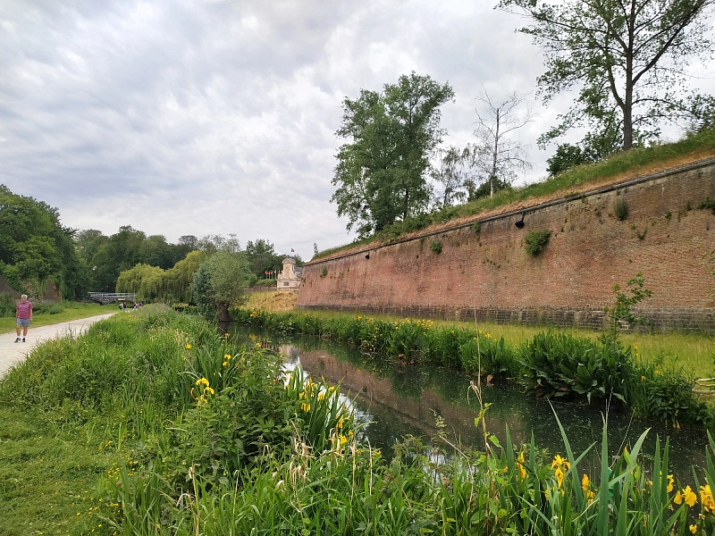 Les remparts de la citadelle de Lille, avec la porte royale au loin
